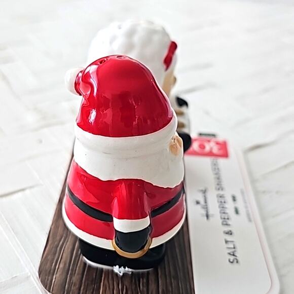 Hallmark Christmas Santa & Mrs. Claus Salt & Pepper Shakers 3." x 2" (NWOB) - Picture 2 of 5